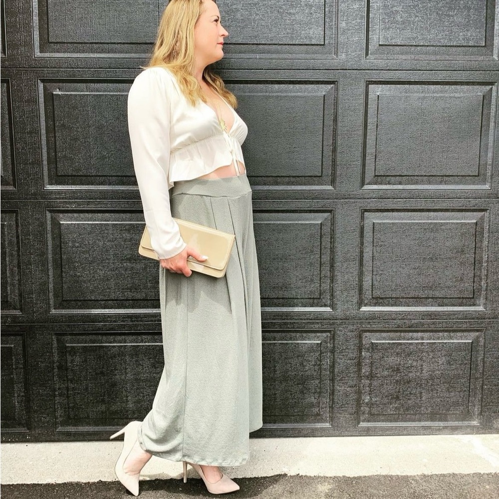 Comfy wide leg, elastic waist, olive coloured pants.